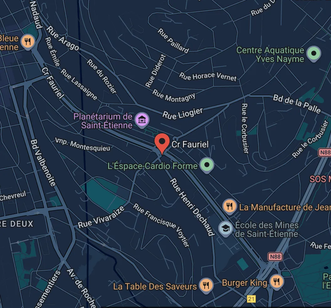 Vue d'artiste de la suite Signature : lit, bureau et fenêtre sur la cour pavée
